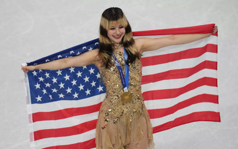 Liu posando con la bandera de Estados Unidos tras conseguir el oro.