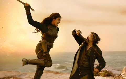 Ercell se ve arrastrada de nuevo a un juego mortal de secretos y supervivencia presentada por su ex capitán.