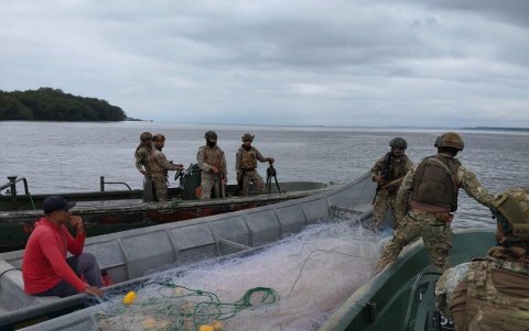 Operativos en puertos y altamar buscan frenar el narcotráfico, mientras la presión estatal acelera la fragmentación de bandas criminales