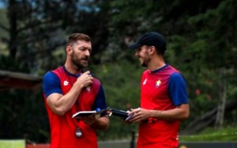 El entrenador argentino Juan Grabowski (i) renunció a dos días del debut de los puros criollos.