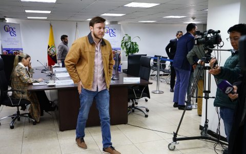 Augusto Verduga fue electo consejero del CPCCS en 2023 y permaneció en el cargo hasta 2025 cuando, tras el allanamiento y el inicio del caso Ligados, salió del país.