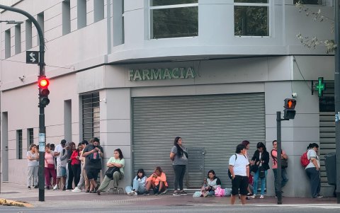 Fotografía del 2 de marzo de 2026 que muestra a personas haciendo fila en una jornada de empleo, en Buenos Aires (Argentina).
