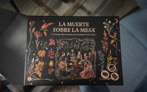 Usa herramientas como juegos de mesa y reflexiones para desarrollar convversaciones difíciles entre los pacientes y sus familias.