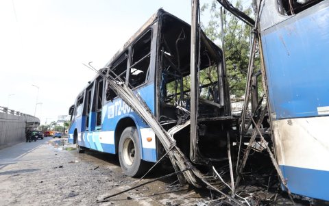 El bus de transporte público tuvo severos daños debido al incendio que se registró en la troncal 2 del sistema Metrovía.
