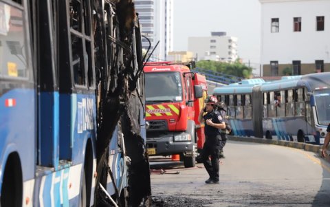 Los bomberos atendieron la emergencia con una temperatura promedio de 30 grados centígrados.