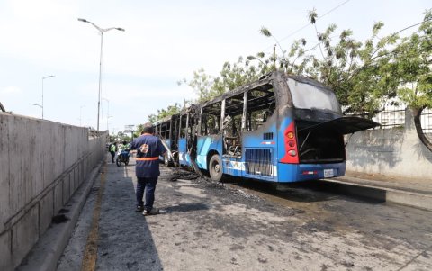 Al lugar también llegaron miembros de la Agencia de Tránsito y Movilidad (ATM) así como personal especializado en mecánica.