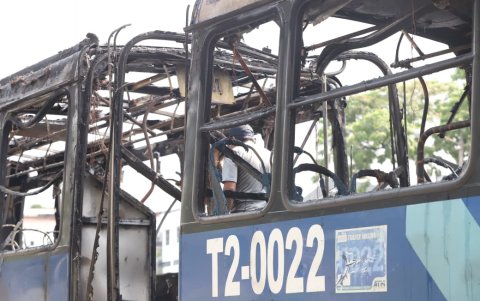 Luego de que se apagaron las llamas se realizó la inspección al interior del bus de la Metrovía, para determinar el nivel de los daños.