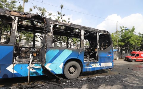 La carrocería del bus articulado de Metrovía quedó seriamente afectada por las llamas.