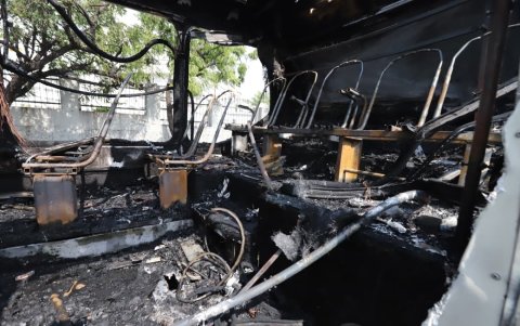 Solo quedó la estructura metálica de los asientos en el bus de Metrovía que se incendió.