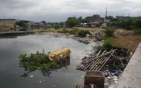 Artículos de todo tipo flotan en el estero Salado, que funciona como límite natural entre Las Malvinas y Cristo del Consuelo, en el suroeste de Guayaquil.