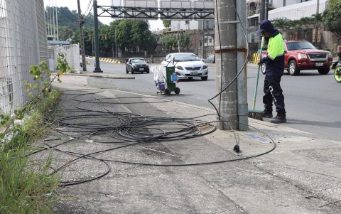 En una acera de la avenida Carlos Julio Arosemena hay cables caídos.
