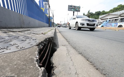 Hay daños en varios tramos de aceras en la avenida Carlos Julio Arosemena.