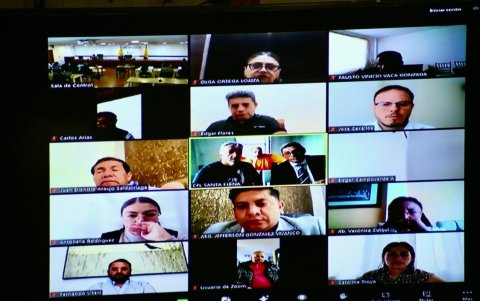 El alcalde de Guayaquil, Aquiles Álvarez, apareció con su abogado desde la cárcel del Encuentro para la reinstalación de la audiencia de juicio del caso Triple A.