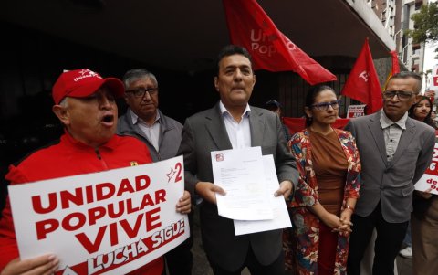 Dirigentes de Unidad Popular acudieron al CNE en Quito para pedir el archivo del informe que recomienda su cancelación, mientras advierten que acudirán al TCE si el proceso avanza.
