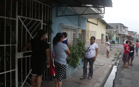 Embarazadas, adultos mayores y madres con sus niños pequeños no pueden estar en sus hogares, en la 20 y Alcedo, debido a los cortes imprevistos de energía elécrica.