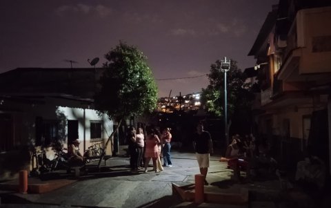Permanecer afuera de las casas, a oscuras, es una escena que ocurre en la 20 y Alcedo, al igual que en otros sectores de Guayaquil.