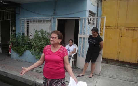 Patricia Yagual señala que su comunidad ha enviado oficios a CNEL para que reparen el daño, que ha vuelto comunes los cortes en este sector del suroeste de Guayaquil.