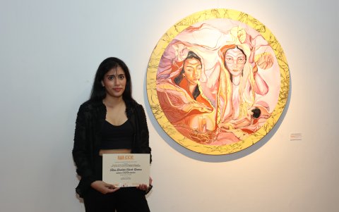 La obra “Donde la curación empieza” de Fátima Caicedo Gamarra aborda la dignidad femenina desde la maternidad y los saberes ancestrales, integrando elementos simbólicos.