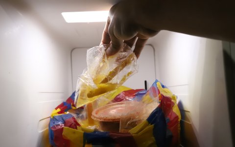 Los alimentos se dañan en las refrigeradoras debido a la falta de energía. Hay ciudadanos que pierden la inversión que han hecho para sus negocios.