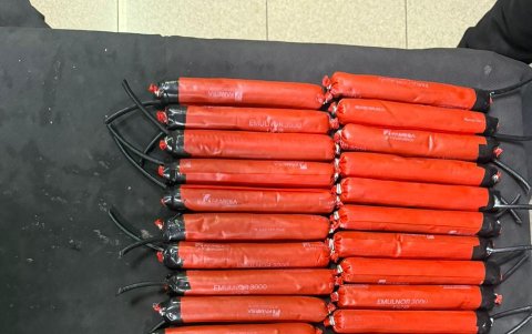 Los explosivos custodiados ahora por la Policía.