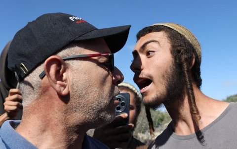Colonos israelíes enfrentan a agricultores palestinos y activistas internacionales el 29 de octubre de 2025.