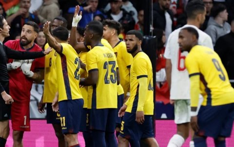 Jugadores de Ecuador reclamaron al árbitro central tras el penal de Marruecos.
