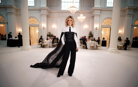 La combinación de corbata con un bustier drapeado es un acierto total.