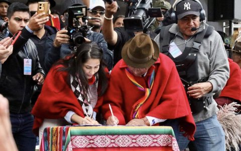 Luisa González y Guillermo Churuchumbi en Tixán, en la unión con Pachakutik, el 30 de marzo de 2025.