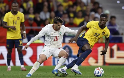 Moisés Caicedo (d) fue uno de los más destacados de Ecuador ante Marruecos.