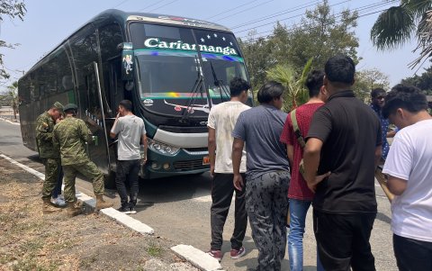El año pasado, jóvenes que aprobaron las pruebas fueron trasladados inmediatamente a las bases militares donde realizarán el servicio militar.