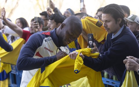 El jugador de la selección de Ecuador Enner Valencia, firma autógrafos a la llegada al entrenamiento en el Estadio Municipal de Butarque en Leganés (Madrid).