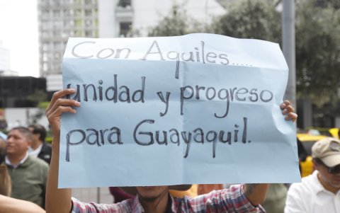 Simpatizantes del proceso se congregan afuera del Complejo Judicial Norte de Quito mientras se desarrolla —y en este caso se declara fallida— la audiencia del Caso Goleada.
