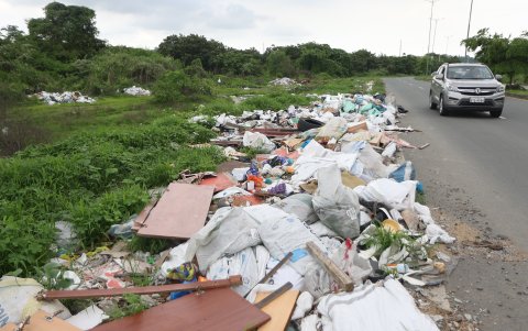 En momentos, el vial 10 ha permanecido lleno de basura, como lo ha contado EXPRESO.