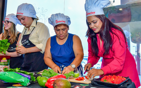 En primer plano, Mirella Almeida y Evelyn Calderón.
