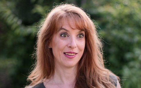 Jennifer Cook, coach de citas en la serie