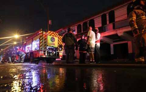 Bomberos sofocaron las llamas en el local del centro de Guayaquil.