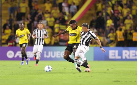 Gustavo Vallecilla, defensor del Barcelona SC, en acción durante el juego de ida ante Botafogo.