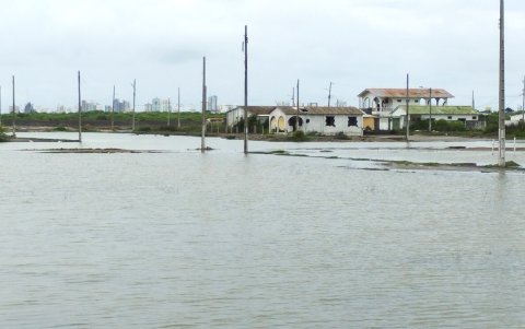 En sectores residenciales de Salinas se sufren las afectaciones por el invierno.