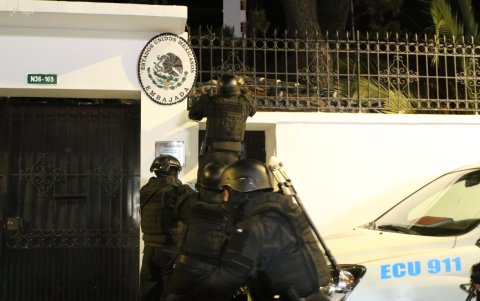 Asalto. Todo parece indicar que la arbitraria toma de la embajada de México no tendrá consuencias para la canciller Gabriela Sommerfeld.
