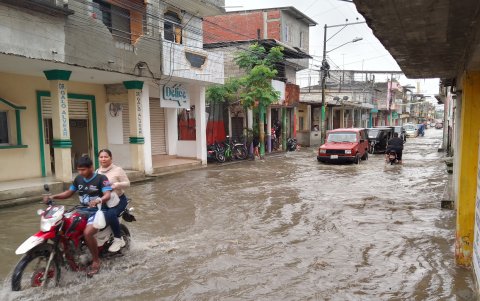 La calle Antonio José de Sucre, ubicada en el corazón de Salitre, permaneció bajo el auga hasta pasadas las 13:00.