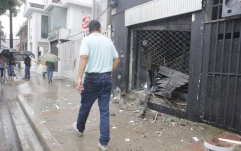 El local de Connie Garcés fue atacado con explosivos.
