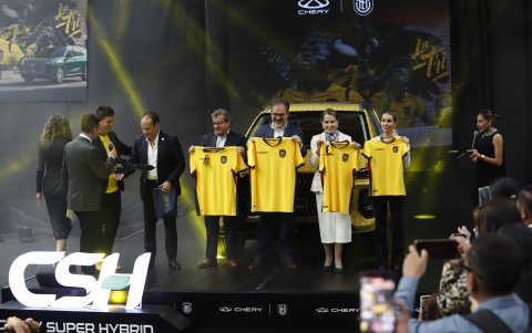 Francisco Egas (i) durante la presentación de la Armadura de los sueños.