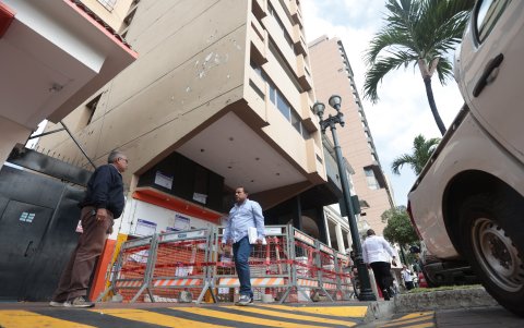 El edificio fue cercado por semanas ante el peligro que se derrumbara. A la final, fue demolido por el riesgo que rerpesentaba.