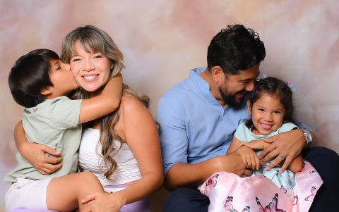 Con su esposo e hijos.