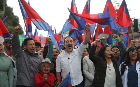Con apoyo multitudinario, el alcalde Pabel Muñoz encabezó una marcha hacia la Corte Constitucional para presentar la demanda contra las reformas al COOTAD.