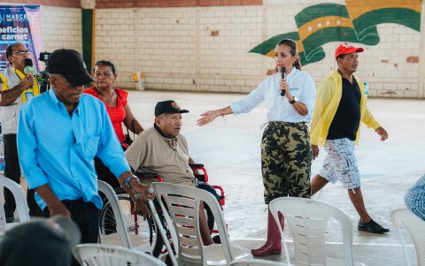 Aguiñaga durante la entrega de ayudas técnicas en Salitre
