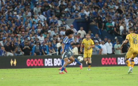 Angelo Mina (5) es el volante de marca titular de Emelec.