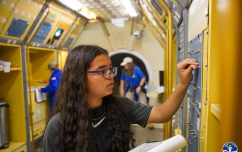 Asistió a un programa formativo de la NASA en Huntsville, Alabama; experiencia que definió su vocación por la ingeniería aeroespacial.