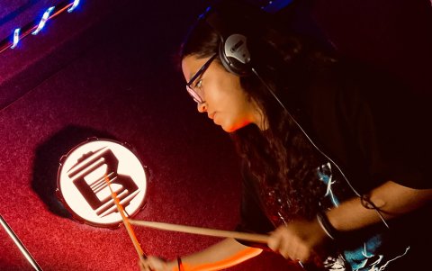 Mía Méndez, tocando a batería.
