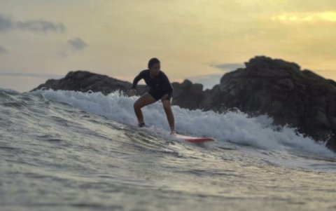 Mía también practica surf. Este acercamiento a las zonas costeras también la impulsó a desarrollar un voluntariado en Puerto Engabao.